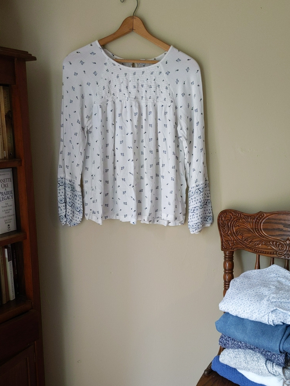Old Navy White Long Sleeve Peasant Blouse with Blue Print